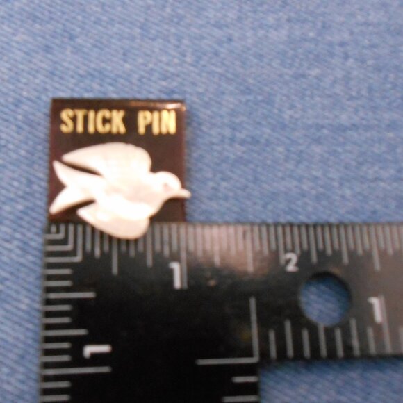 VINTAGE BIRD DOVE IN SHELL ON GOLD TONE STICK LAPEL PIN ON ORIGINAL DISPLAY CARD - Picture 6 of 10
